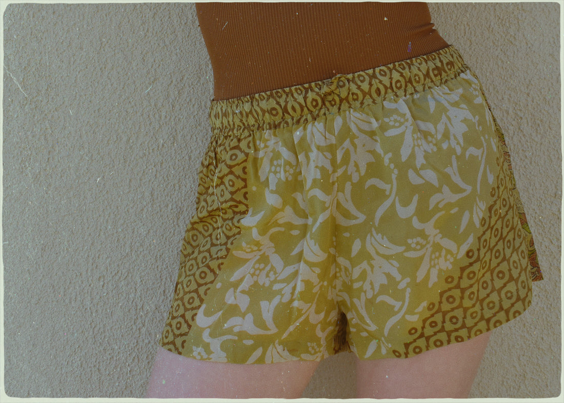 Fumaria Silk Shorts ~ Batik S