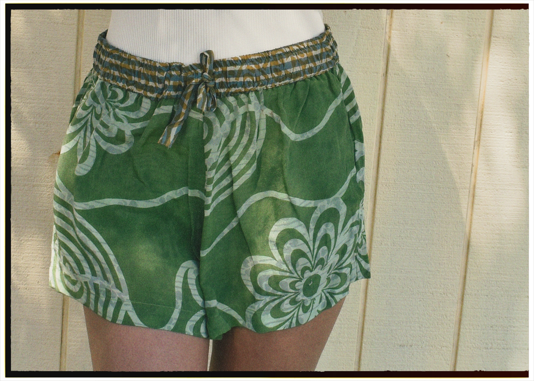 Fumaria Silk Shorts ~ Kiwi XS