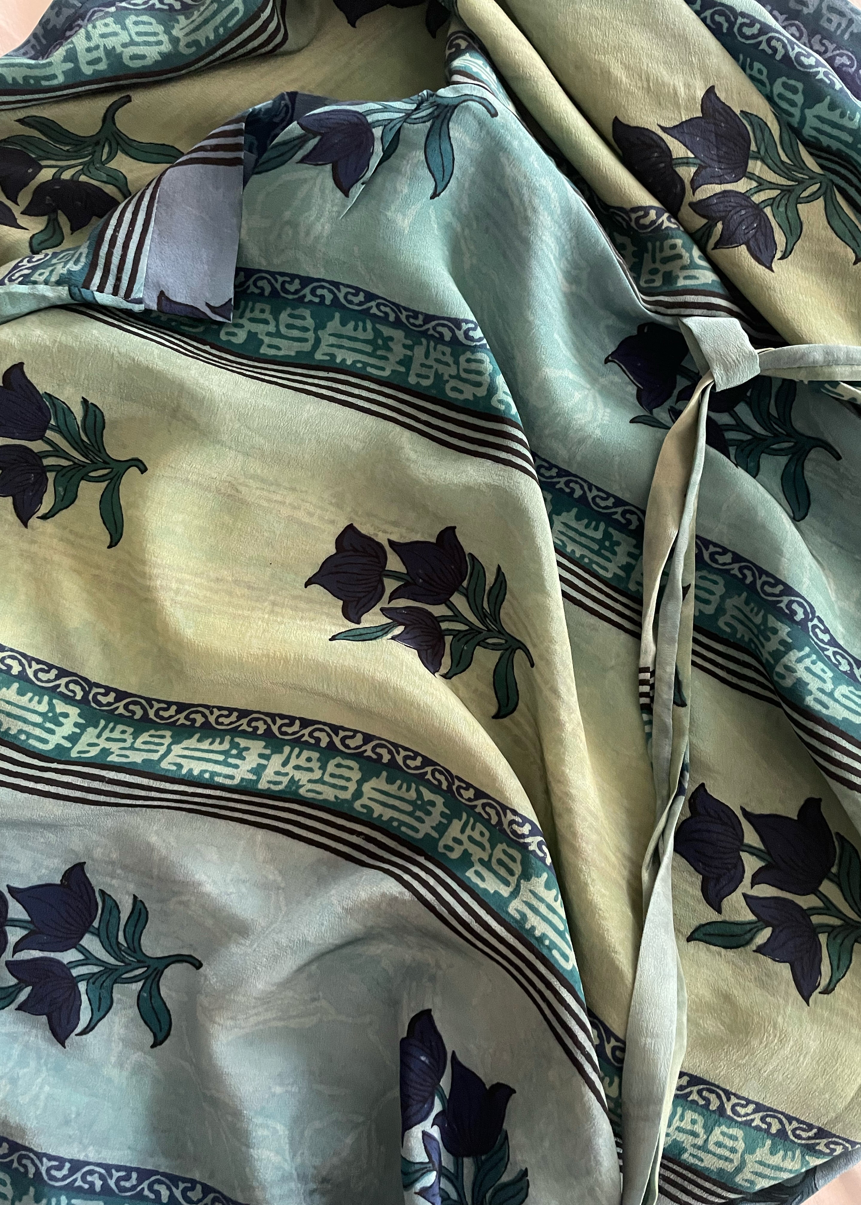 silk wrap shirt top blouse pyjama vintage bohemian repurposed saree sari boho boho-chic kimono crepe
